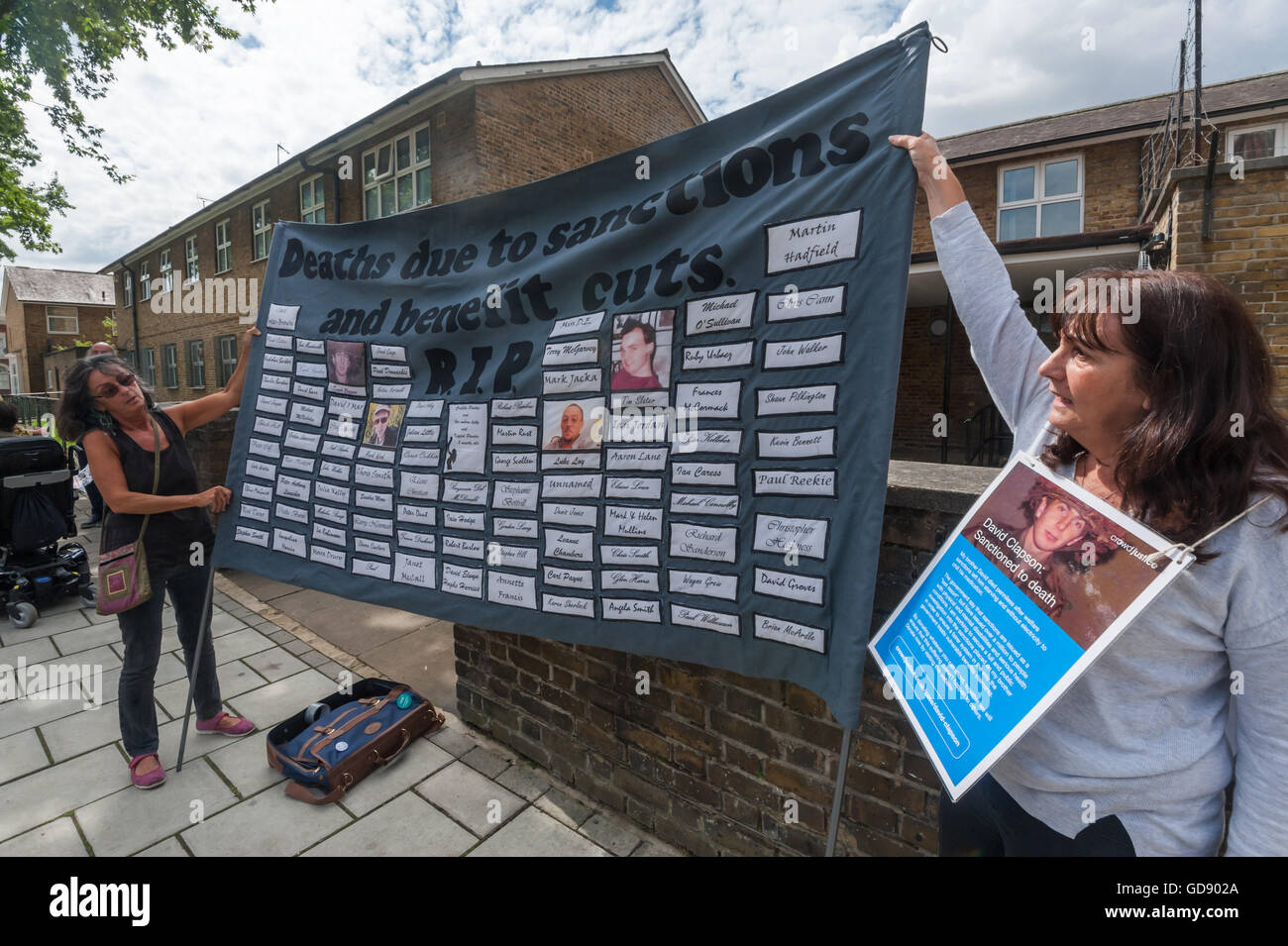 London, UK. 13. Juli 2016. Gill Thompson, dessen diabetische Ex-Soldat Bruder David Clapson starb im Juli 2013 nach seinem Nutzen geschnitten wurden hält einen Banner in einem der rund 20 Proteste rund um das Land vom Behinderte Demonstranten und Unterstützer bei der Vauxhall PIP-Beratung-Zentrum in Vauxhall, eines der Zentren dem ATOS Schein persönliche Unabhängigkeit Zahlungen "Bewertungen" durchführen, im Auftrag der DWP. Fehlerhafte standardmäßig und ohne angemessene Berücksichtigung medizinischer Befund und einen finanziellen Anreiz zum Kläger Scheitern durchgeführt. Viele echte Kläger verlieren wesentliche Vorteile für Monate, bevor Sie Stockfoto