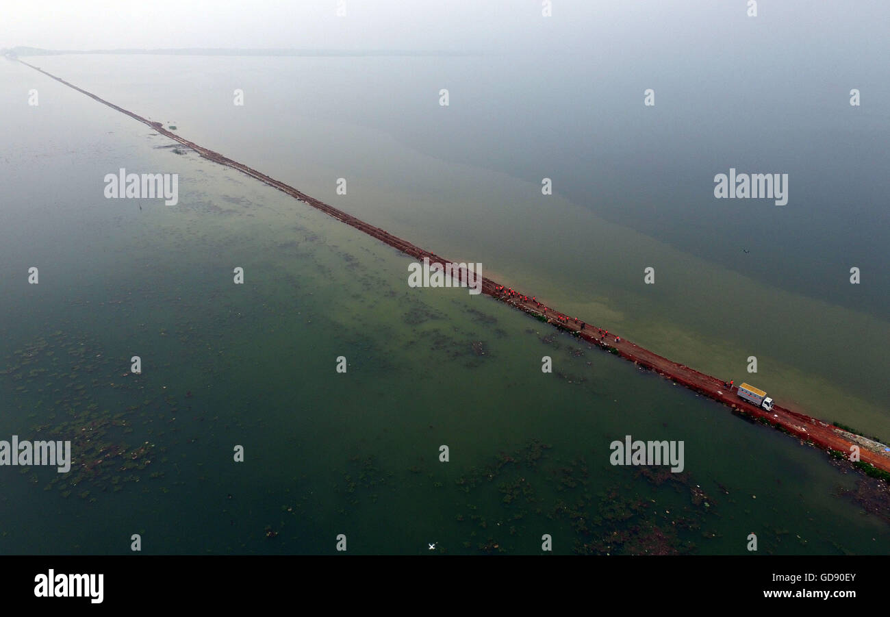 Wuhan. 14. Juli 2016. Foto aufgenommen am 14. Juli 2016 zeigt den Deich zwischen der Liangzi und Niushan See in Zentral-China Hubei Provinz. Bewaffnete Polizei zerstört die 3,7 Kilometer langen Damm trennt die Liangzi und Niushan See am Donnerstag zu steigenden Hochwasser zu zerstreuen. Bildnachweis: Cheng Min/Xinhua/Alamy Live-Nachrichten Stockfoto