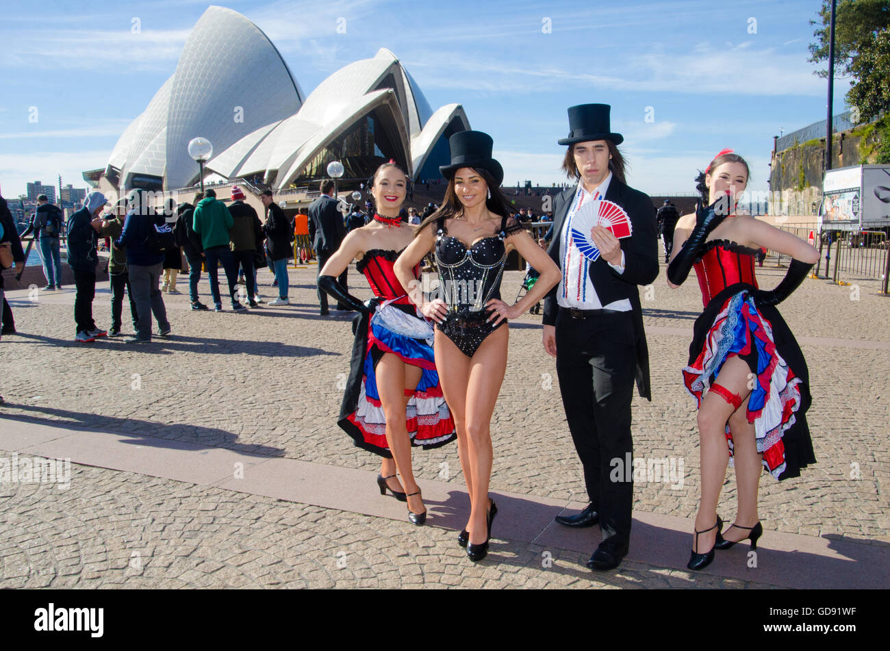 Sydney, Australien 14. Juli 2016: Bastille-Tag in Sydney, Australien auf dem BBR-Festival gefeiert. Abgebildet sind zwei können können Tänzer, ein Zauberer und ein Cabaret-Tänzerin die Feierlichkeiten in einem Medien-Fototermin zu fördern. Bildnachweis: Mjmediabox/Alamy Live-Nachrichten Stockfoto