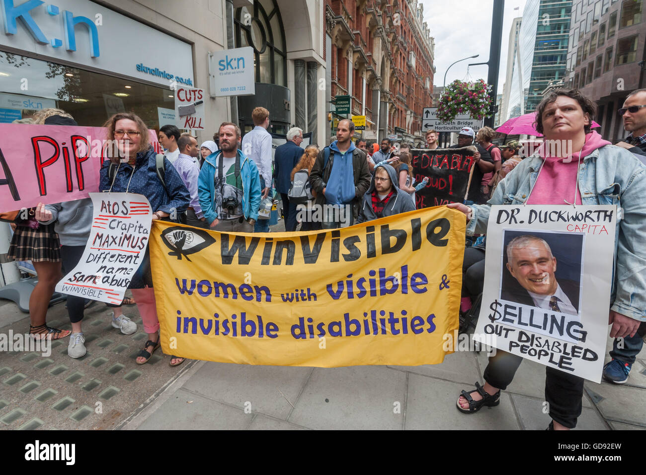 London, UK. 13. Juli 2016.  Winvisible (Frauen mit unsichtbaren und sichtbaren Behinderungen) Banner und Plakate bei Protest vor dem Büro des Kopf-PLC, DWP und des Parlaments über die Beseitigung der lebensnotwendige Funktionen ermöglicht es ihnen zu noch mehr Bedingungen leben und arbeiten. Die Änderung von Behinderten Living Allowance (DLA) persönliche Unabhängigkeit Zahlung (PIP) und schlampige Bewertungen durch Kopf und Atos, von denen viele Gerichte Monate später aufgehoben werden, führte zu viele wesentliche Unterstützung zu verlieren. Peter Marshall/Alamy Live-Nachrichten Stockfoto