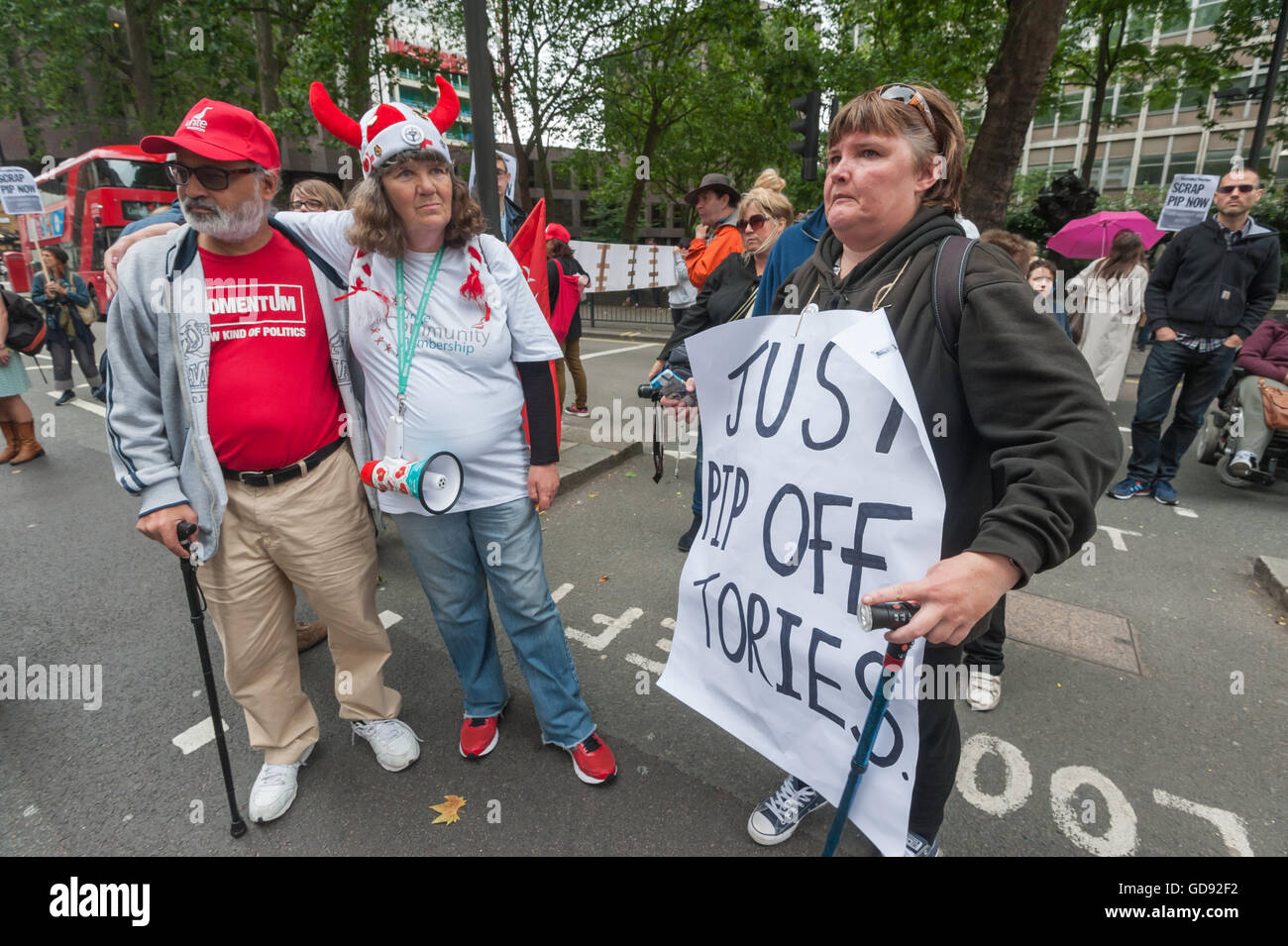 London, UK. 13. Juli 2016.  Paula Peters aus DPAC blockiert Demonstranten von Dynamik und vereinen-Community mit anderen und Victoria St außerhalb des Büros von Capita PLC aus Protest über die Beseitigung der lebensnotwendige Funktionen ermöglicht es ihnen zu noch mehr Bedingungen leben und arbeiten. Die Änderung von Behinderten Living Allowance (DLA) persönliche Unabhängigkeit Zahlung (PIP) und schlampige Bewertungen durch Kopf und Atos, von denen viele Gerichte Monate später aufgehoben werden, führte zu viele wesentliche Unterstützung zu verlieren. Peter Marshall/Alamy Live-Nachrichten Stockfoto