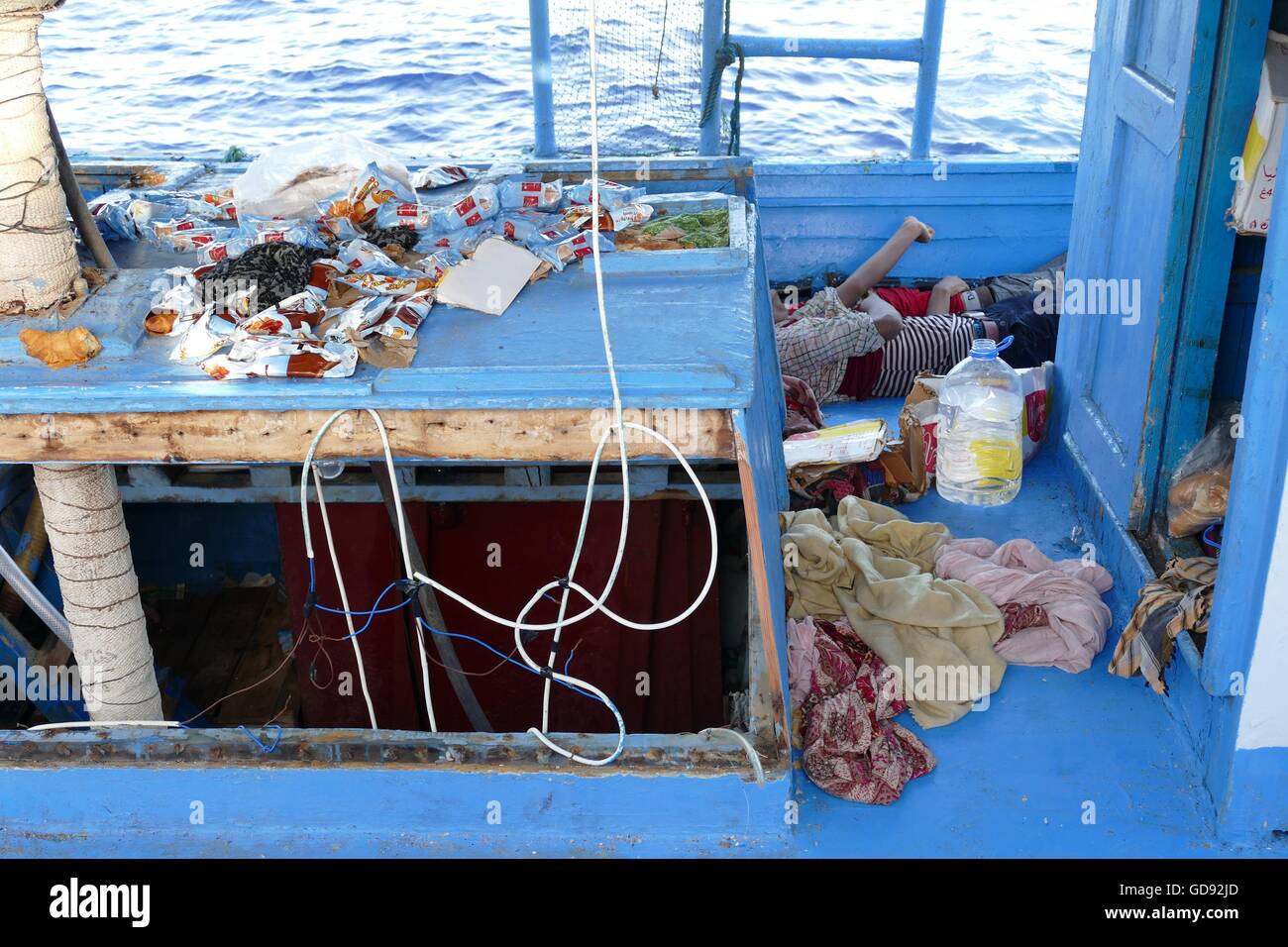 Messina, Sizilien. 14. Juli 2016. Zwei der vier Körper erholt von einer humanitären Gruppe am vergangenen Dienstag auf einem überfüllten Holzboot im Mittelmeer auf dem Weg nach Italien aus Libyen entdeckt. Die Toten unter Deck, erstickt, sagte der Malta-basierte Migrant Offshore-Hilfe-Station, deren Rettungsschiff der Operation durchgeführt. @ Adam Alexander/Alamy Live-Nachrichten. Stockfoto