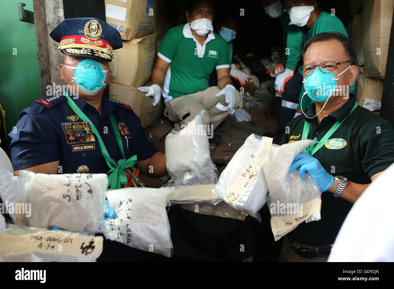 Provinz Cavite, Philippinen. 14. Juli 2016. Philippine Drug Enforcement Agency (PDEA) Director General Isidro Lapena (R) und Philippine National Police (PNP) Chief Ronald Dela Rosa halten Taschen von Methamphetamin-Hydrochlorid, lokal namens "Shabu" während der Zerstörung von beschlagnahmten illegalen Drogen in der Provinz Cavite, Philippinen, 14. Juli 2016. Die Philippinen zerstört 1,77 Milliarden philippinischen Pesos (ca. 38 Millionen US-Dollar) Wert von verschiedenen gefährlichen Drogen in einer Bemühung von der philippinischen Regierung Kampagne gegen illegale Drogen. Bildnachweis: Rouelle Umali/Xinhua/Alamy Live-Nachrichten Stockfoto