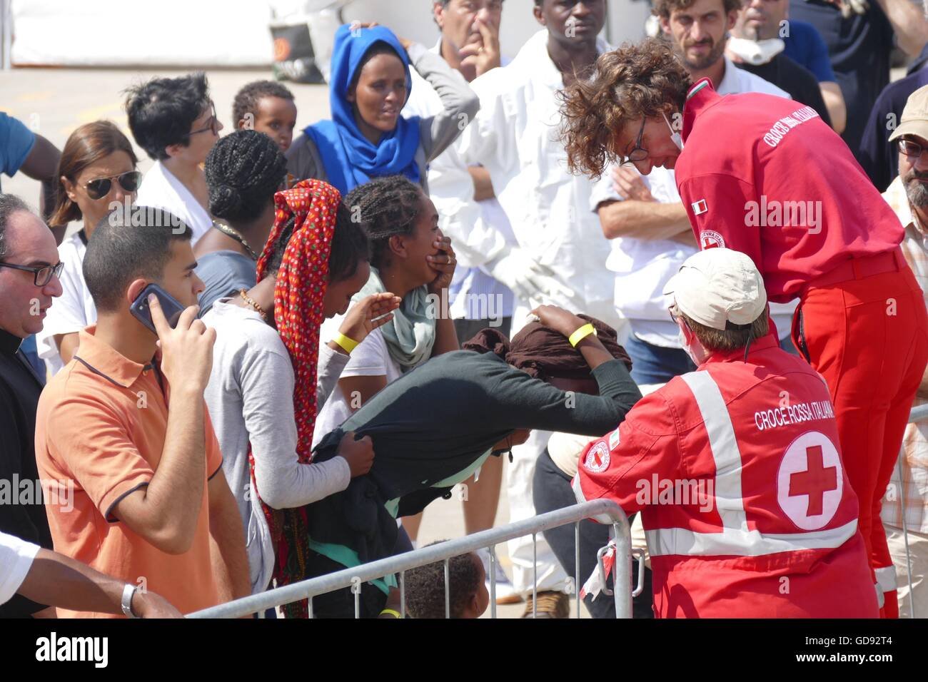 Messina, Sizilien. 14. Juli 2016. Die vier Leichen geborgen von einer humanitären Gruppe am vergangenen Dienstag aus einem überfüllten Holzboot im Mittelmeer auf dem Weg nach Italien aus Libyen sind heute Morgen schließlich im Hafen von Messina in Sizilien landeten. (Donnerstag) Die Toten waren alle aus Eritrea, erstickt unter Deck, sagte der Malta-basierte Migrant Offshore-Hilfe-Station, deren Rettungsschiff der Operation durchgeführt. @ Adam Alexander/Alamy Live-Nachrichten. Stockfoto
