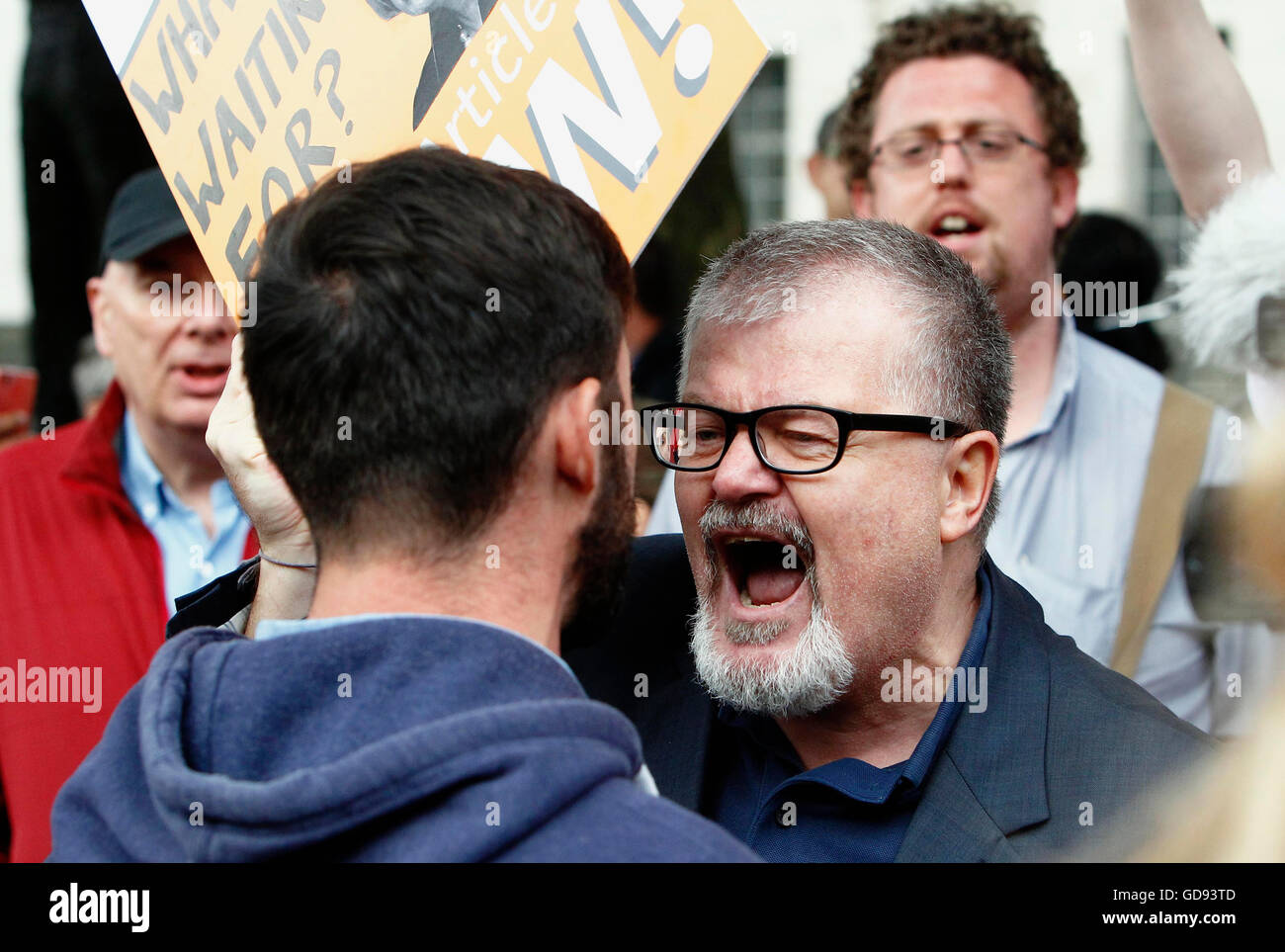 London, UK. 13. Juli 2016. Austritt und bleiben Fans Zusammenstoß/demonstrieren gegenüberliegende Downing Street am ersten Tag als Premierminister von Theresa May. Bildnachweis: Auge allgegenwärtigen/Alamy Live-Nachrichten Stockfoto