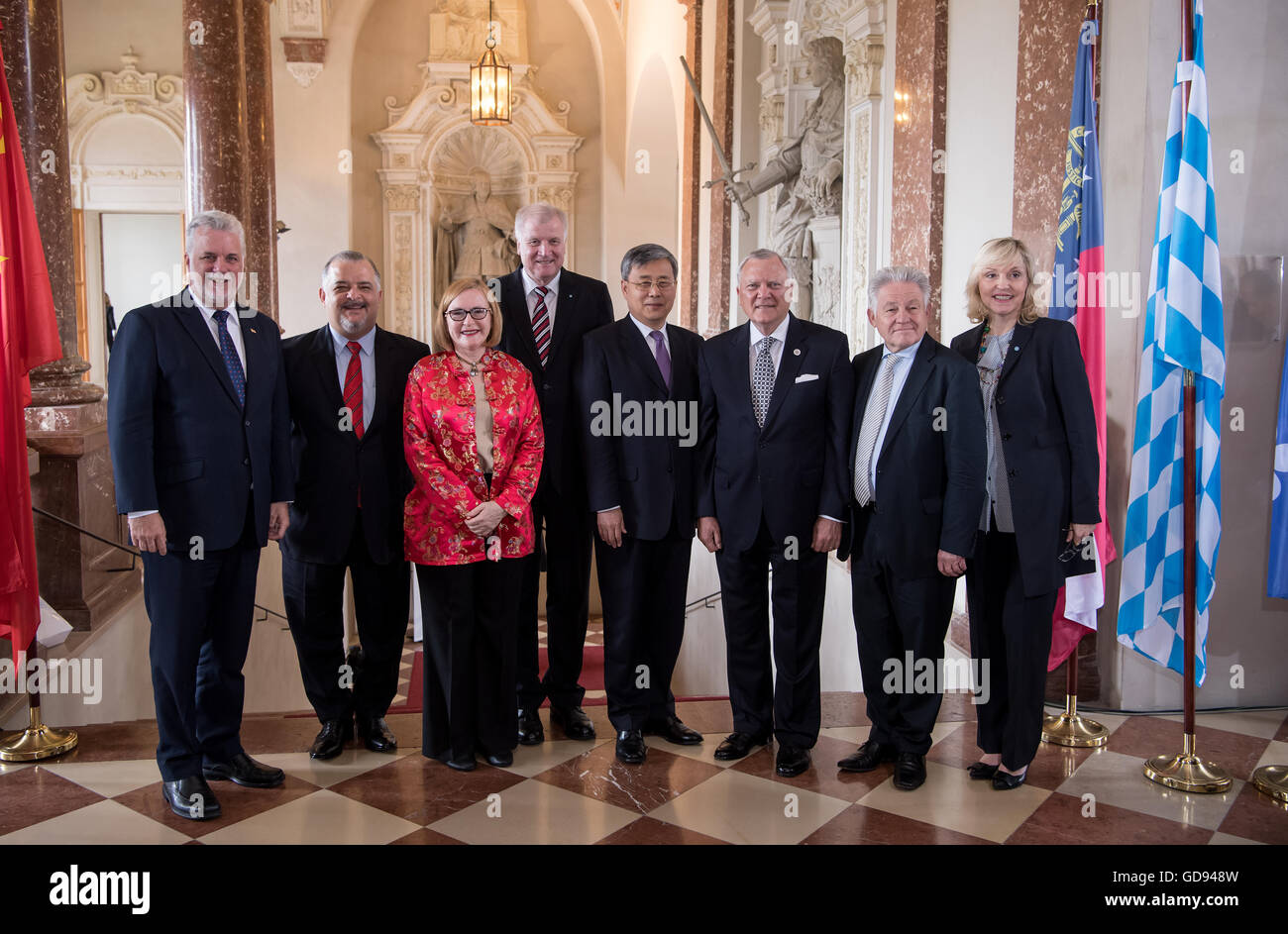 Premier der Provinz von Quebec (Kanada), Philippe Couillard (L-R), Vize-Gouverneur des Bundesstaates São Paulo (Brasilien), Marcio Franca, Premier der Provinz Western Cape (Südafrika), Helen Zille, Bavarian State Premier Horst Seehofer, Gouverneur der Provinz Shandong (China), Guo Shuqing, Gouverneur des Staates Georgia (USA), Nathan Deal, Gouverneur von Oberösterreich, Josef Puehringer , und der bayerische Minister für europäische Angelegenheiten Beate Merk Pose für ein Gruppenfoto zu Beginn der der Kopf der Regierung Konferenz Bayern und seine sieben Partnerregionen in München, 14. Juli 2 Stockfoto