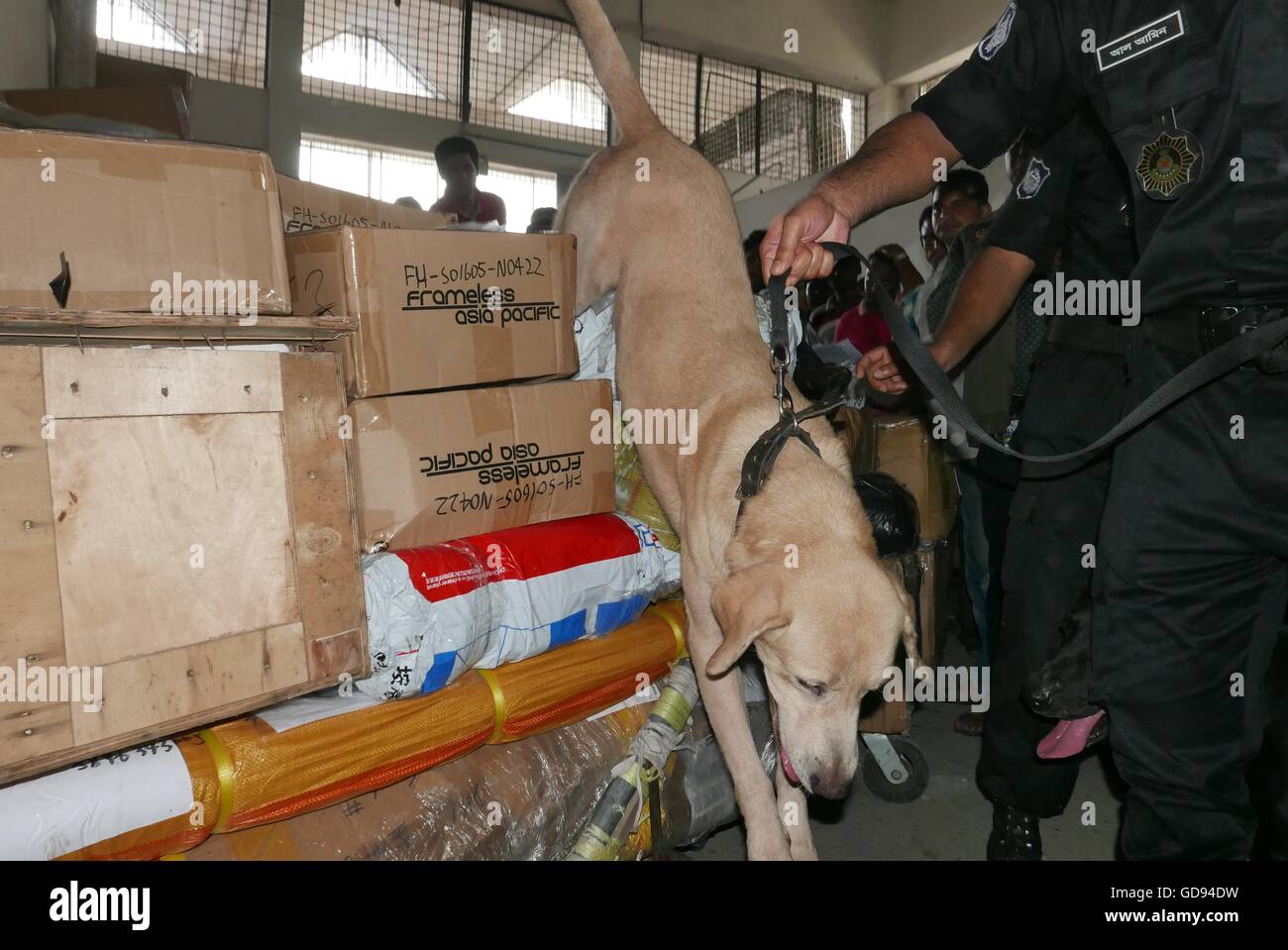 Dhaka, Bangladesch. 14. Juli 2016. Bangladesch rasches Handeln Bataillon Dog Squad teams Check-in die komplexe Ladefläche Flughafen Shahjalal International Airport während der Operation Irene von Zoll Intelligenz und Untersuchung Direktion Luftfracht am Flughafen Fracht Komplex am 14. Juli 2016 organisiert Dhaka, Bangladesh. Bangladesch hat nach den jüngsten Terroranschlägen Flughafensicherheit intensiviert. Foto: Monirul Alam © Monirul Alam/ZUMA Draht/Alamy Live-Nachrichten Stockfoto