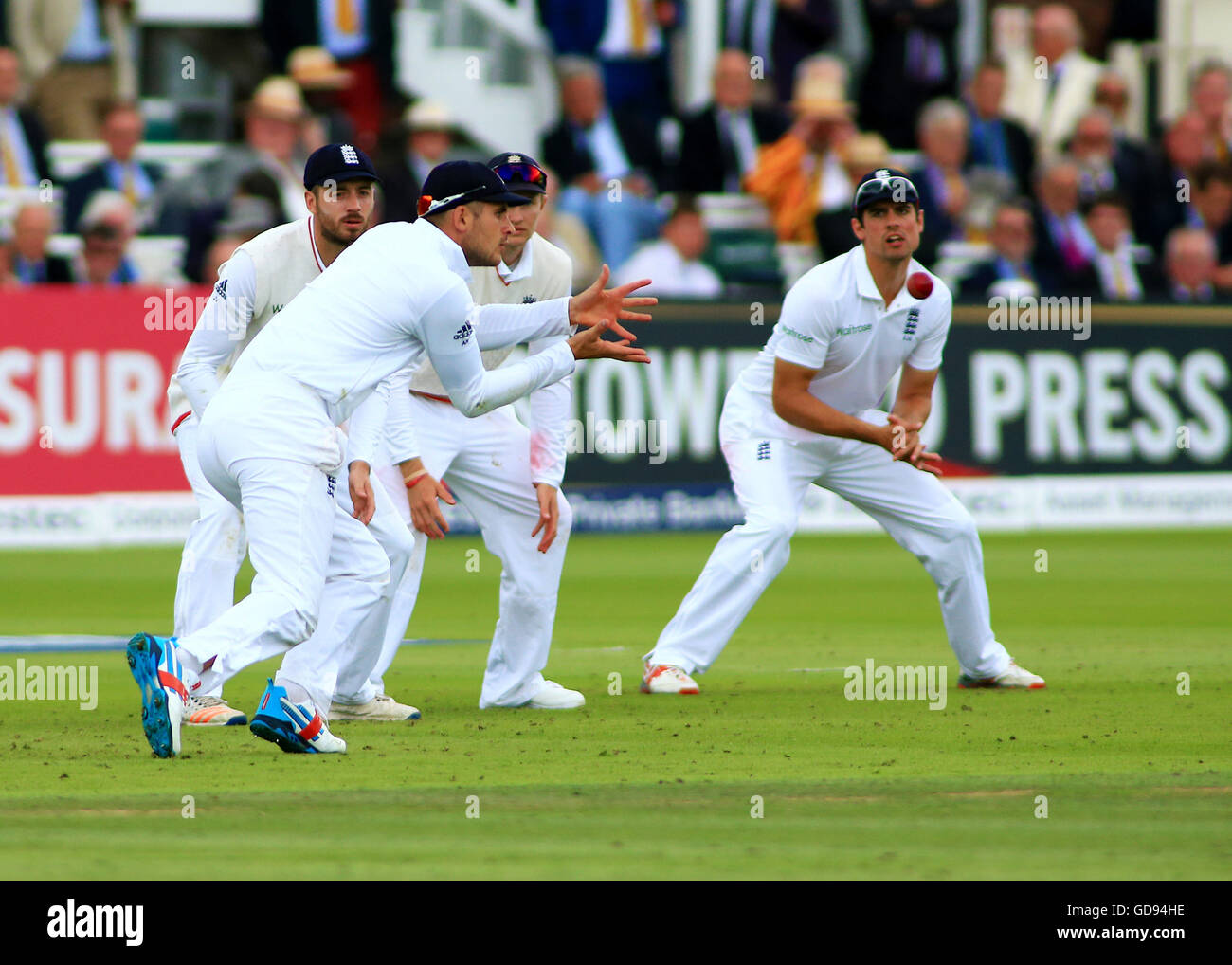 London, UK. 14. Juli 2016. Das erste Investec Cricket Testspiel. England gegen Pakistan. England Slip Alex Hales hält eine mögliche vier aus Pakistans Misbah-Ul-Haq © Aktion Plus Sportbilder/Alamy Live News Credit: Action Plus Sport Bilder/Alamy Live News Stockfoto