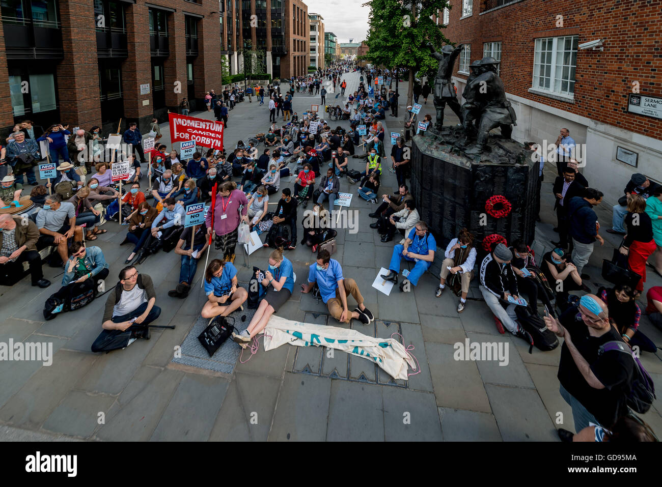 London, UK. 14. Juli 2016. NHS Solidaritätskampagne organisierten Protest heute Nachmittag gegen Kürzungen und versucht, "˜market" NHS Dienstleistungen. Aktivisten, darunter auch Ärzte, Kürzungen Krankenschwestern und Studenten protestieren gegen die Privatisierung und weitere bei NHS machen das Schema des Public Health Service in Großbritannien immer näher an US-Stil privatisiert, Versicherung-basiertes System. Bildnachweis: Velar Grant/ZUMA Draht/Alamy Live-Nachrichten Stockfoto