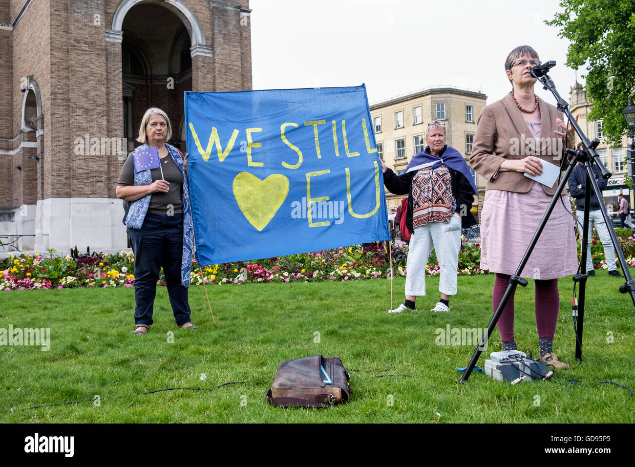 Bristol, UK, 14. Juli 2016. Molly Scott Cato, die Grünen, mdep Für den Südwesten wird dargestellt, sprechen mit Demonstranten während einer pro EU-Protest in College Green. Die Rallye wurde gehalten, damit die Menschen ihre Unterstützung für das Vereinigte Königreich verbleibende Teil der Europäischen Union zu zeigen. Credit: lynchpics/Alamy leben Nachrichten Stockfoto