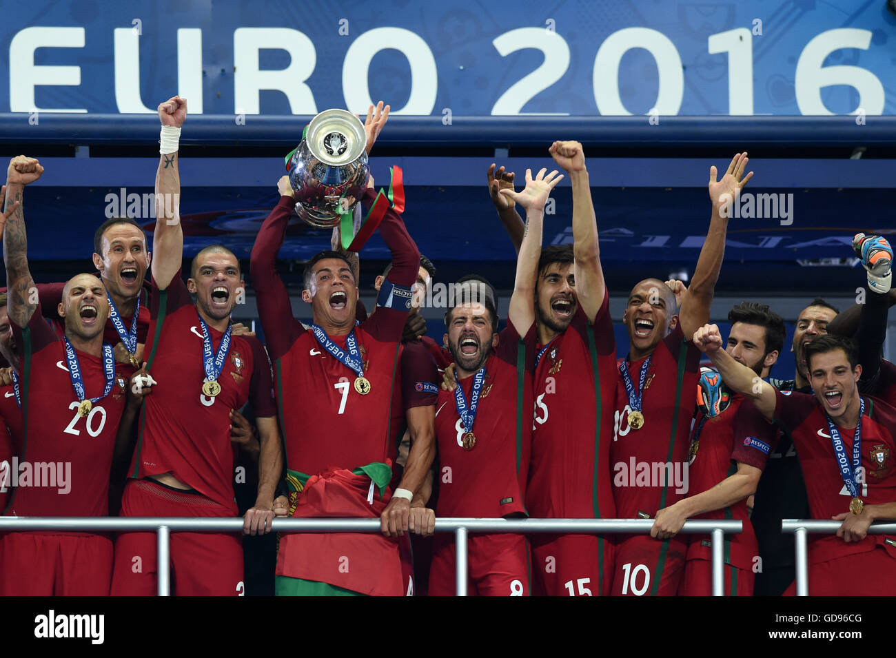 Ricardo Andrade Quaresma Bernardo (Portugal) Pepe Kepler Laveran Lima Ferreira (Portugal) Cristiano Ronaldo Dos Santos Aveiro (Portugal) João Filipe Iria Santos Moutinho (Portugal) Andre Filipe Tavares Gomes (Portugal) Joao Mario Naval Costa Eduardo (Portugal) Cedric Ricardo Alves Soares (Portugal) Trophy; 10. Juli 2016 - Fußball: Uefa Euro Frankreich 2016 Finale: Portugal 1-0 Frankreich im Stade de France, Saint-Denis, Frankreich. © Aicfoto/AFLO/Alamy Live-Nachrichten Stockfoto