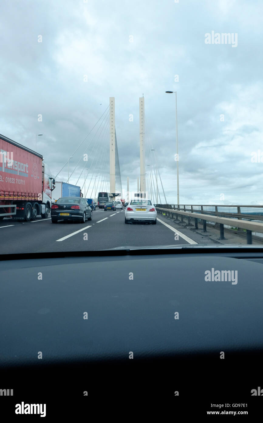 Verkehr auf der Brücke Dartford Crossing durch ein Auto Windschutzscheibe Stockfoto