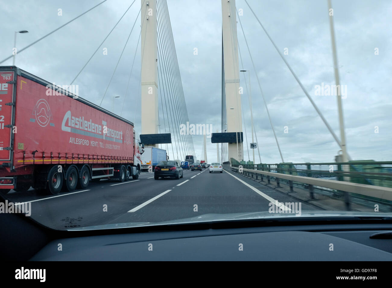 Heavy-Duty 18 Wheeler Truck und Motor Verkehr auf der Brücke Dartford Crossing durch ein Auto Windschutzscheibe Stockfoto