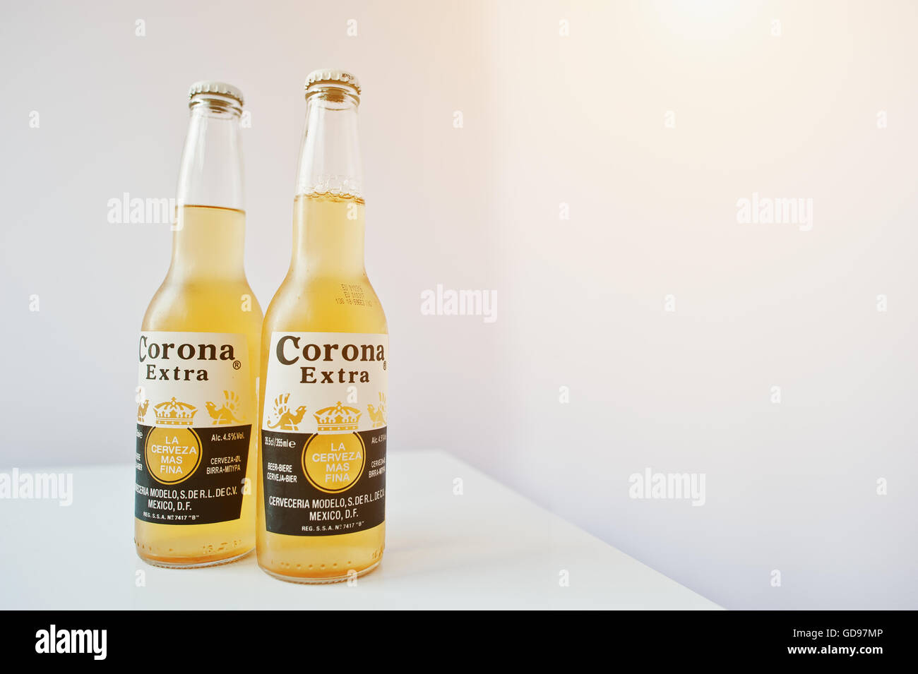 Hai, Ukraine - 29. Juni 2016: Zwei Flaschen Corona Extra, Top Biere weltweit produziert von Cerveceria Modelo in Mexiko Stockfoto