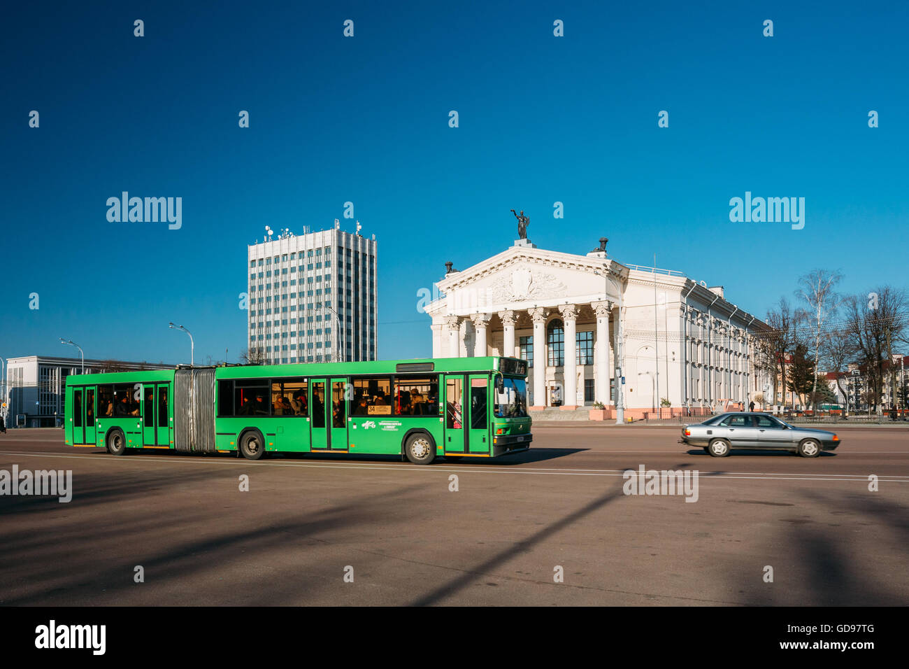 Gomel, Weißrussland - 27. März 2016: Stadtbus Umzug entlang der Straße in der Nähe von Gomel Regional Drama Theatergebäude auf dem Lenin-Platz Stockfoto