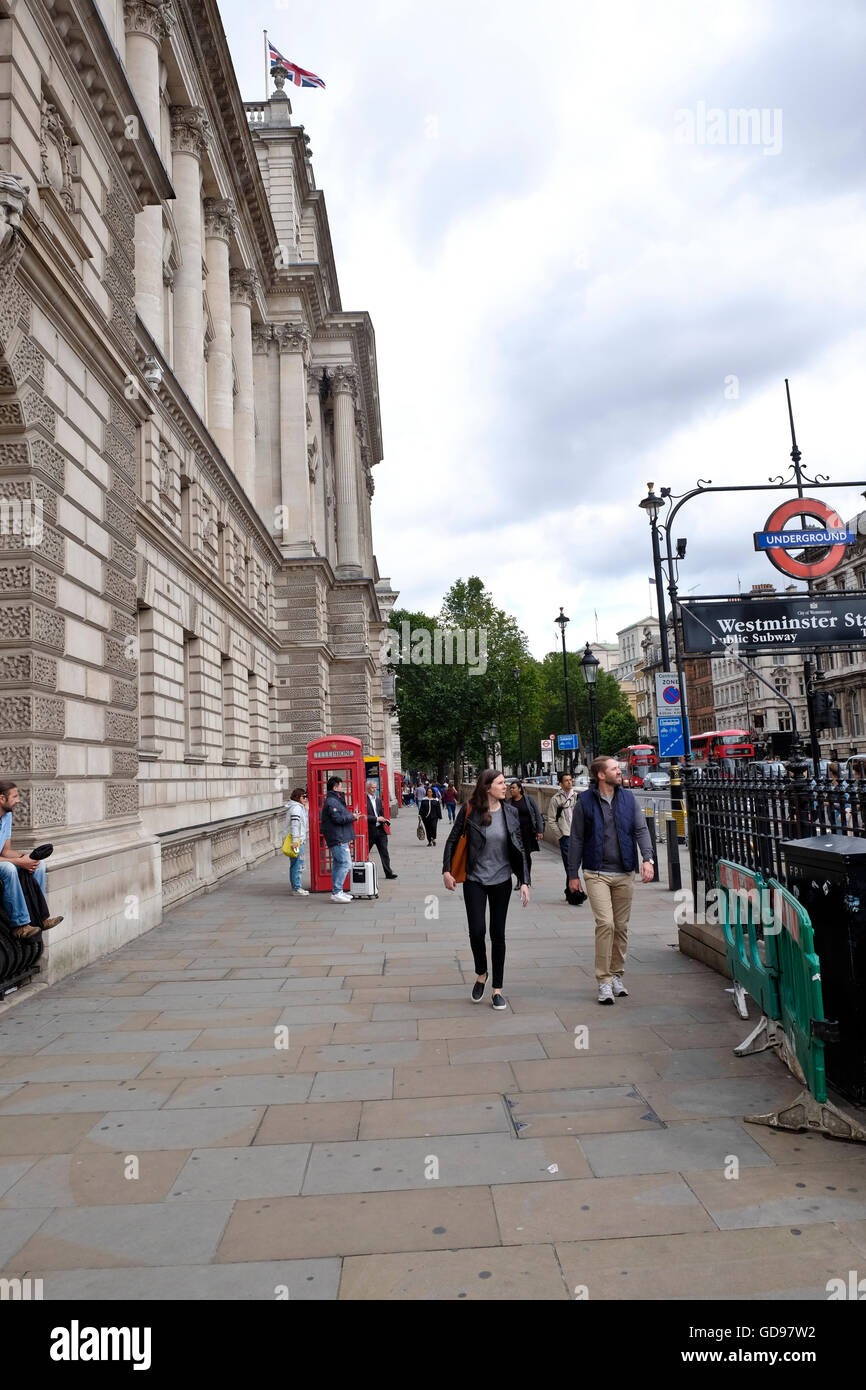 Der Eingang zur U-Bahn am Westminster Station in London in der Nähe der Regierungsgebäude Stockfoto