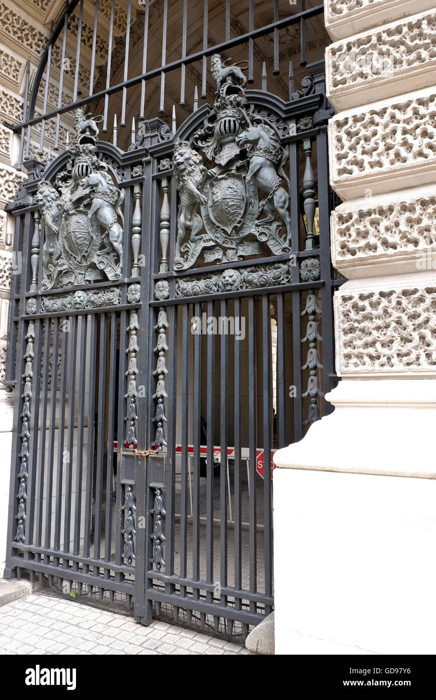 Schmiedeeiserne Tore am Eingang zu den Regierungsstellen in Great George Street Stockfoto