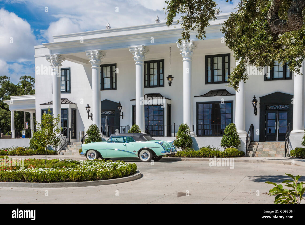 Klassische 1954 Buick Skylark vor restaurierten historischen White House Hotel in Biloxi, Mississippi Stockfoto