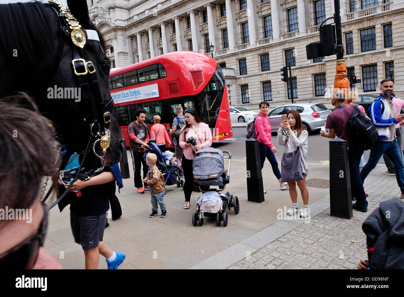 Touristen, die die Bilder von einer Kavallerie zu schützen London Stockfoto