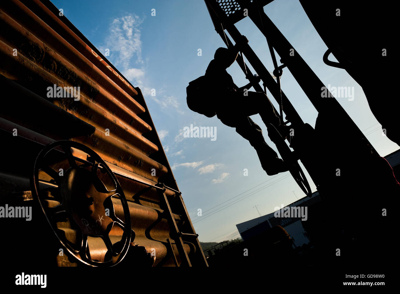 Ein junger Einwanderer aus El Salvador nach den Vereinigten Staaten, klettert der Güterzug in Arriaga, Mexiko. Stockfoto