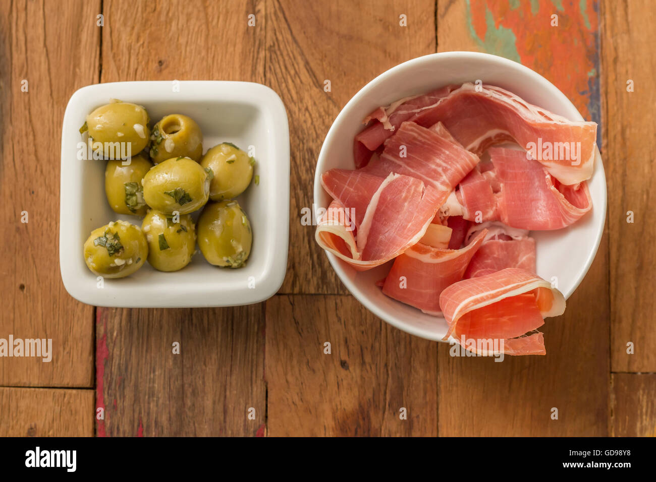 Typische spanische Tapas: Serrano Schinken und eingelegte grüne Oliven Stockfoto