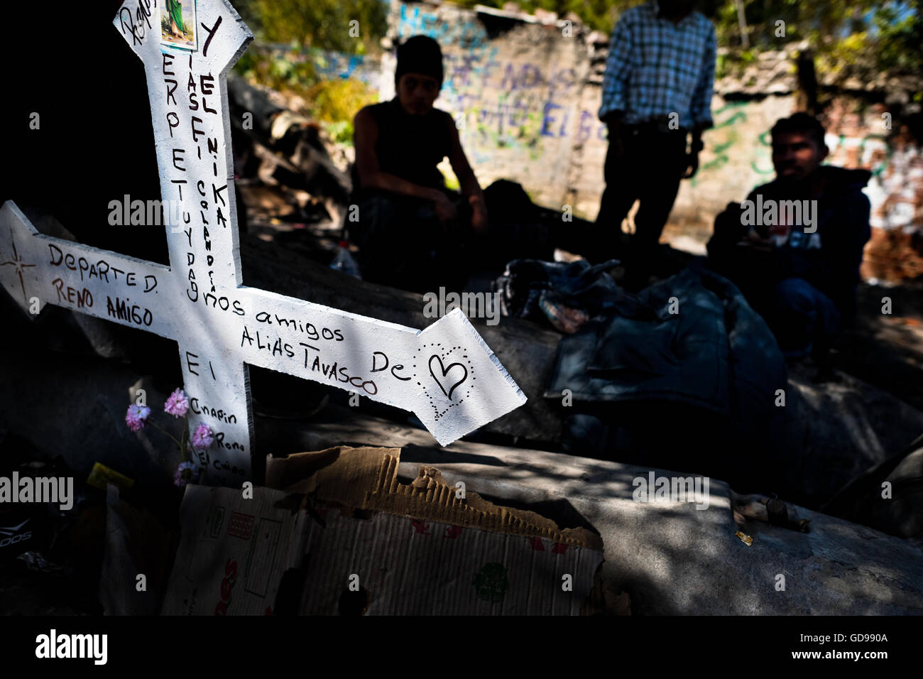 Mittelamerikanische Einwanderern gesehen hinter dem Kreuz Grab Marker, warten in der Nähe der Bahnstrecke in Mexico City, Mexiko. Stockfoto