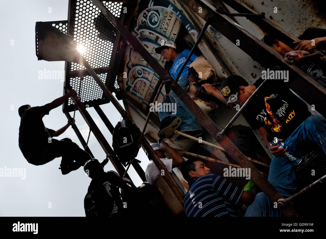 Zentralamerikanischen Einwanderer, die südliche US-Grenze in Richtung Aufstieg der Güterzug, bekannt als "La Bestia" in Arriaga, Mexiko. Stockfoto