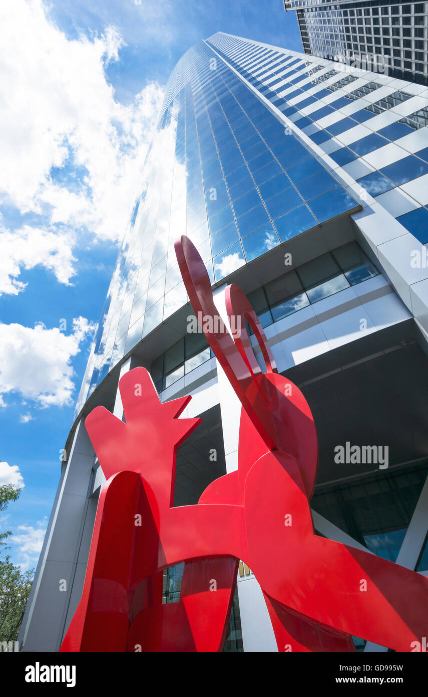 Abbildung Balancing auf Hund, 1986 Skulptur von Keith Haring (The Hebel Haus Kunstsammlung) bei 17 State Street in New York City Stockfoto