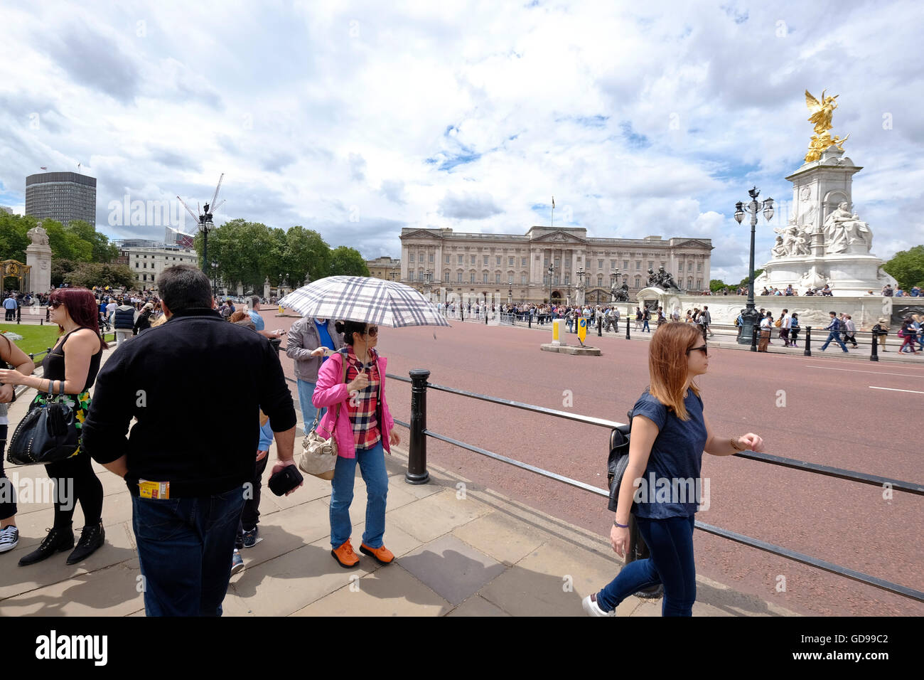 Victoria Memorial Circle mit Buckingham Palace ein Londoner Wahrzeichen im Hintergrund und Victoria Denkmal im Vordergrund Stockfoto