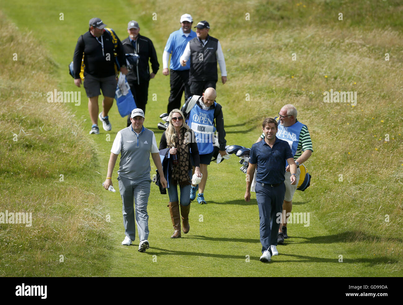 Englands Robert Rock (rechts) und Englands Ryan Evans (links) gehen auf der 5. Spielbahn Praxis tagsüber im Royal Troon Golf Club, South Ayrshire. Stockfoto