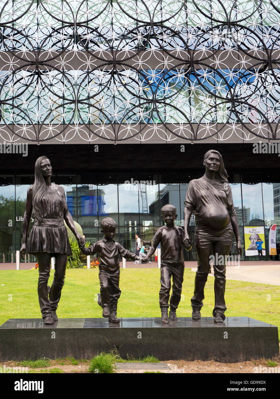 Eine echte Birmingham Familie Skulptur von Gillian tragen in Birmingham West Midlands England Centenary Square Stockfoto
