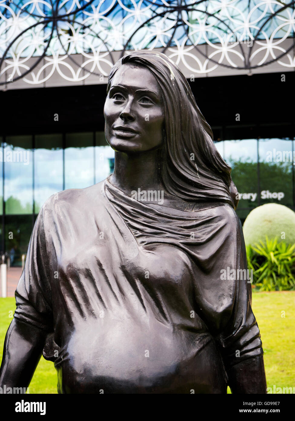 Einer der Statuen in einer echten Birmingham Familie Skulptur von Gillian tragen in Birmingham West Midlands England Centenary Square Stockfoto