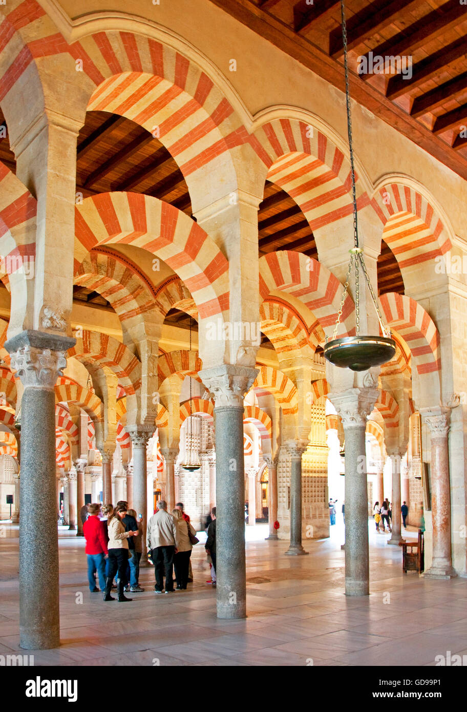 Innenbögen große Moschee Mezquita in Córdoba, Spanien. Stockfoto