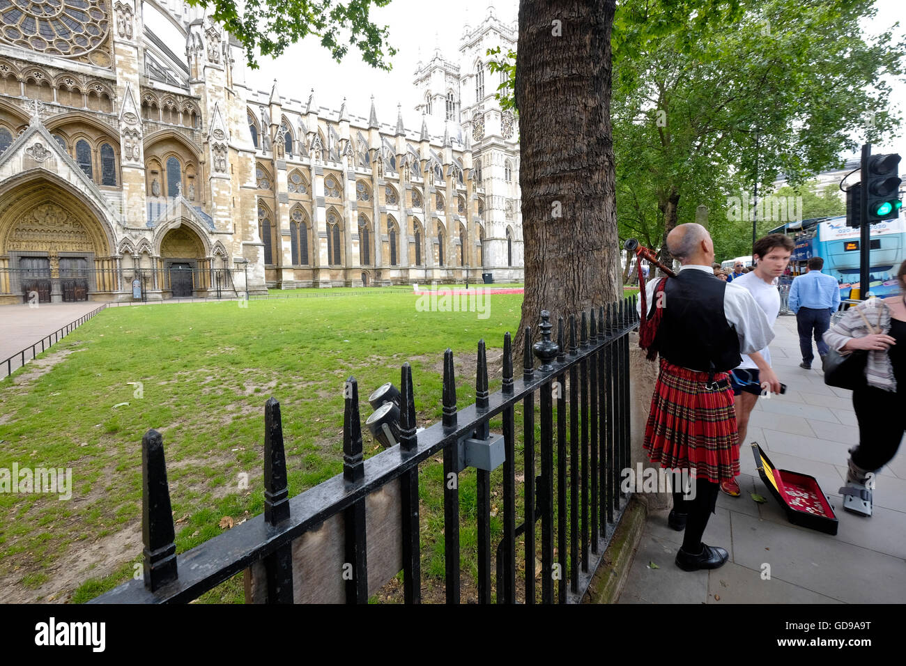 Eine Piper spielt Dudelsack außerhalb Westminster Abby Stockfoto