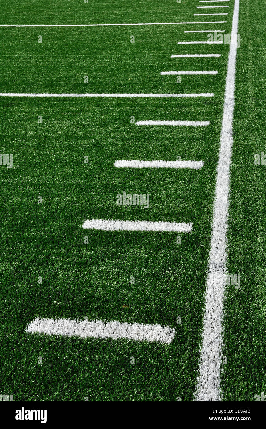 Seitenlinie auf American-Football-Feld mit Hash-Zeichen Stockfoto