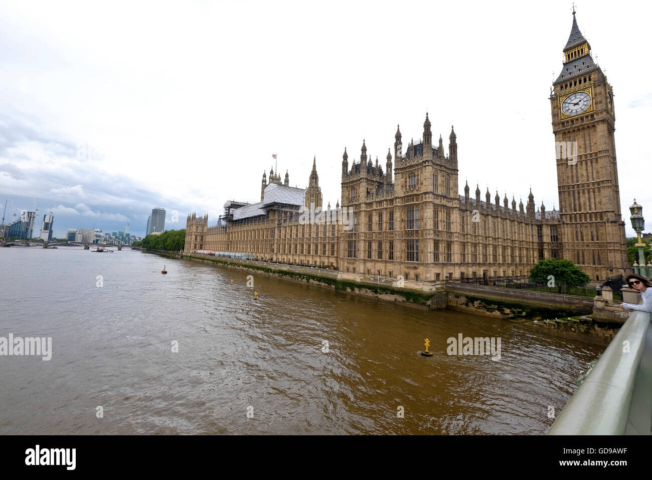 Die Houses of Parliament eine Londoner Wahrzeichen von Westminster Bridge mit Blick auf den Fluss Stockfoto