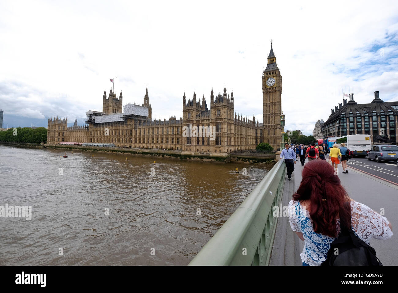 Touristen Brücke Westminster mit den Houses of Parliament eine Londoner Wahrzeichen im Hintergrund Stockfoto