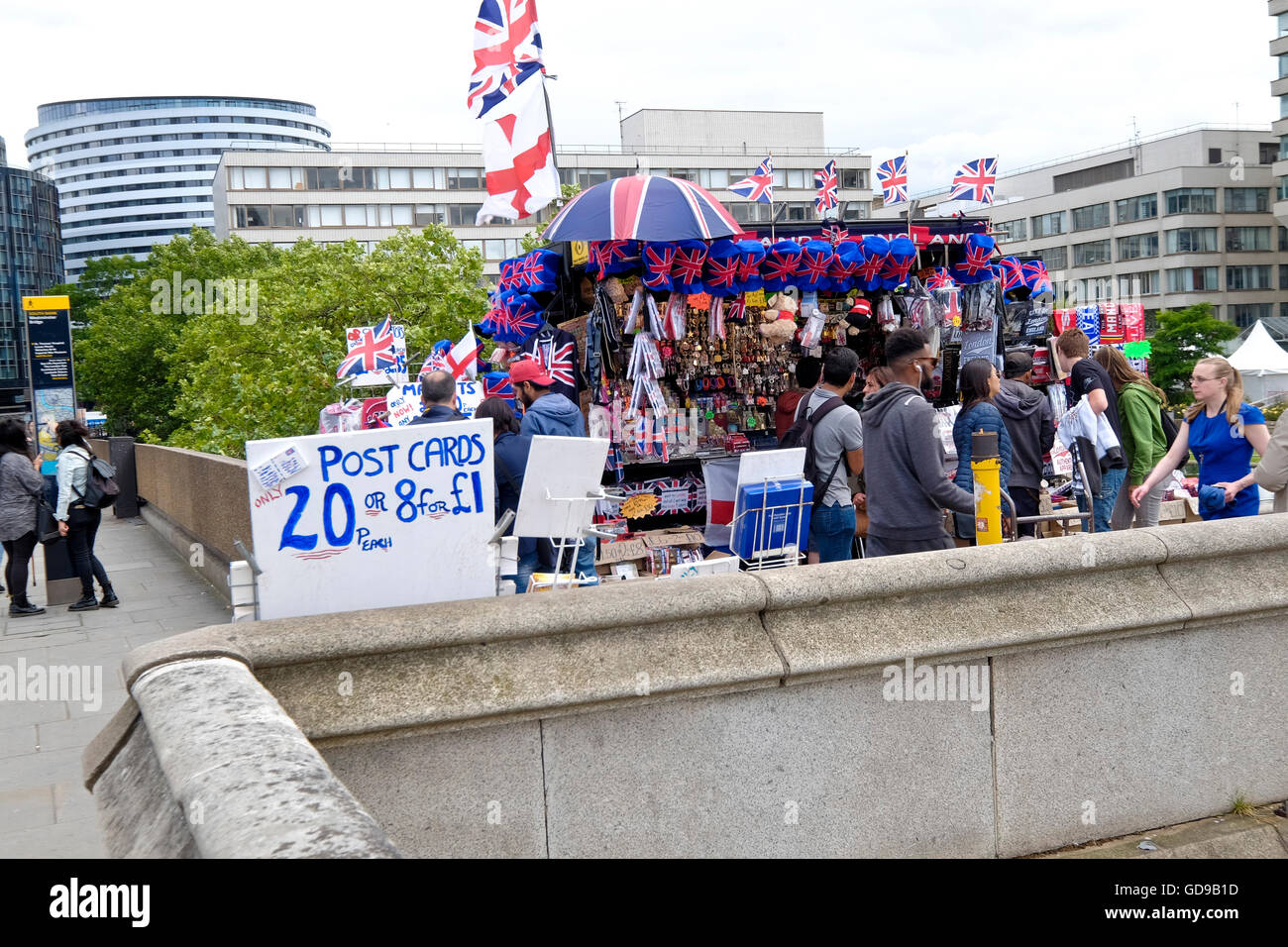 Eine Straße Verkäufer Verkauf von Souvenirs auf Westminster Bridge London Stockfoto