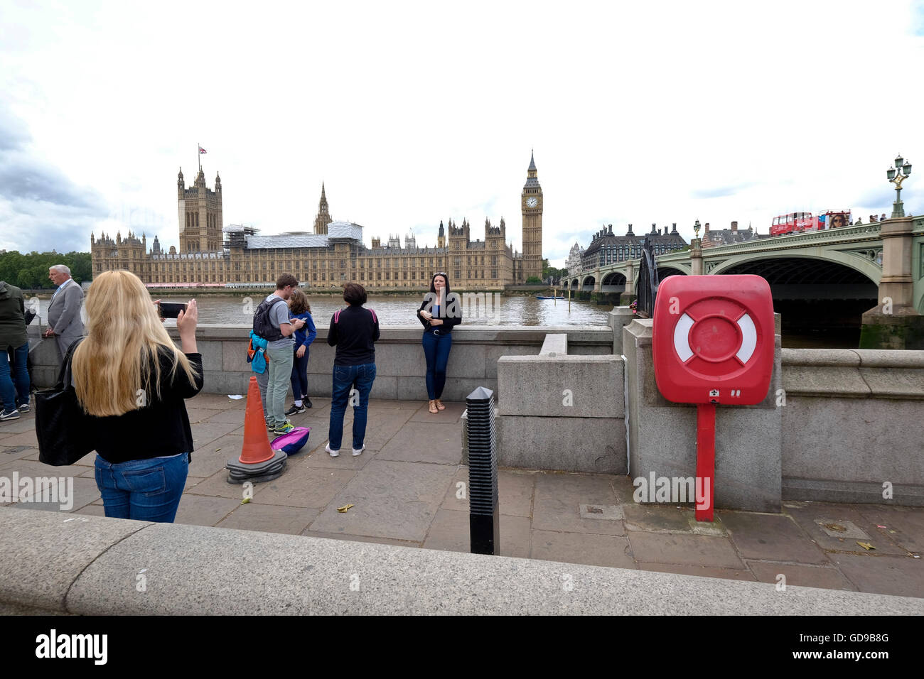 Touristen machen Sie Fotos von sich selbst mit den Houses of Parliament und Westminster Bridge London Sehenswürdigkeiten im Hintergrund Stockfoto