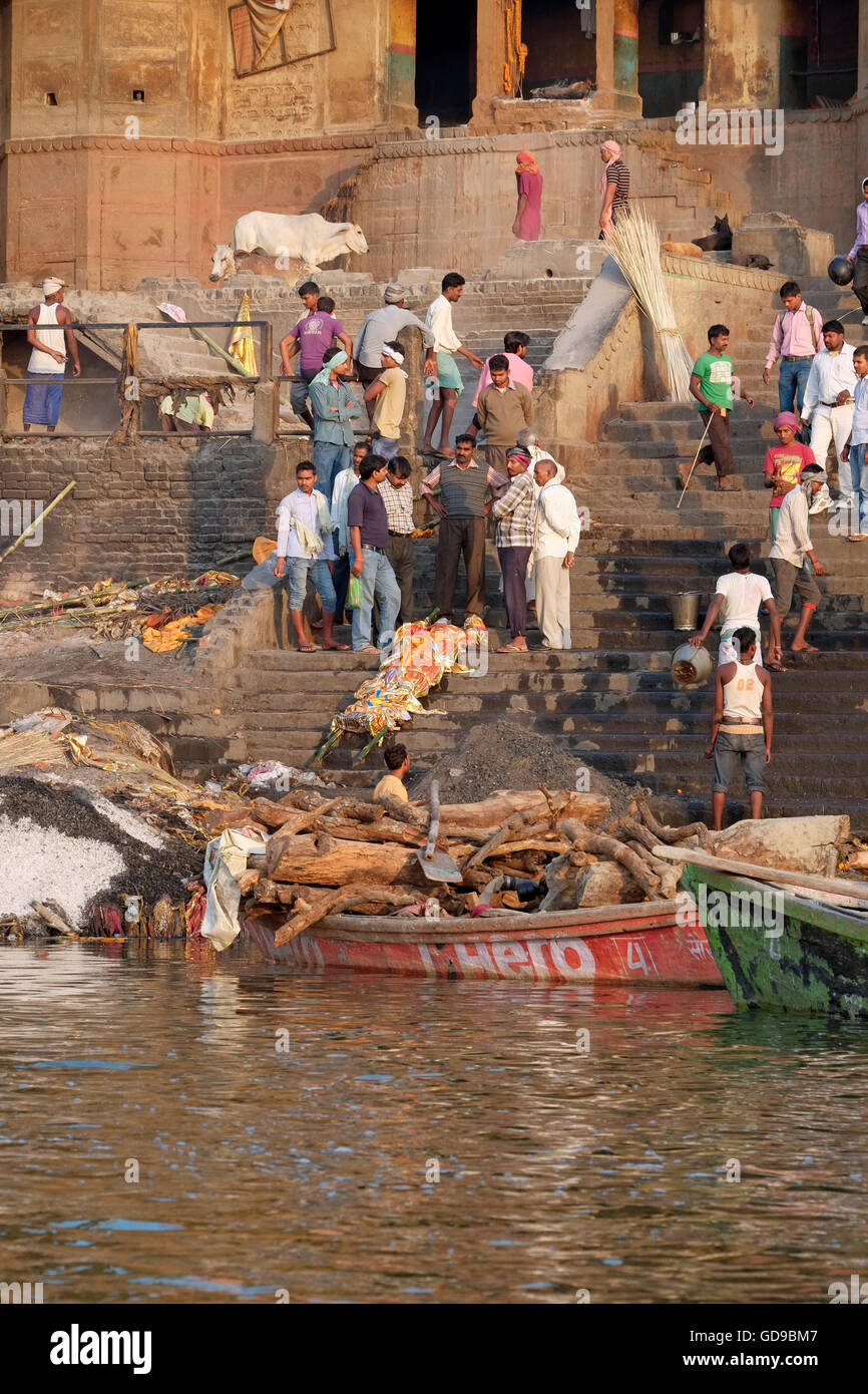 Warten auf eine Feuerbestattung Zeremonie durch den Fluss Ganges. Varanasi, Uttar Pradesh, Indien. Stockfoto Warten auf eine Feuerbestattung Zeremonie durch den Fluss Ganges. Varanasi, Uttar Pradesh, Indien. Stockfoto