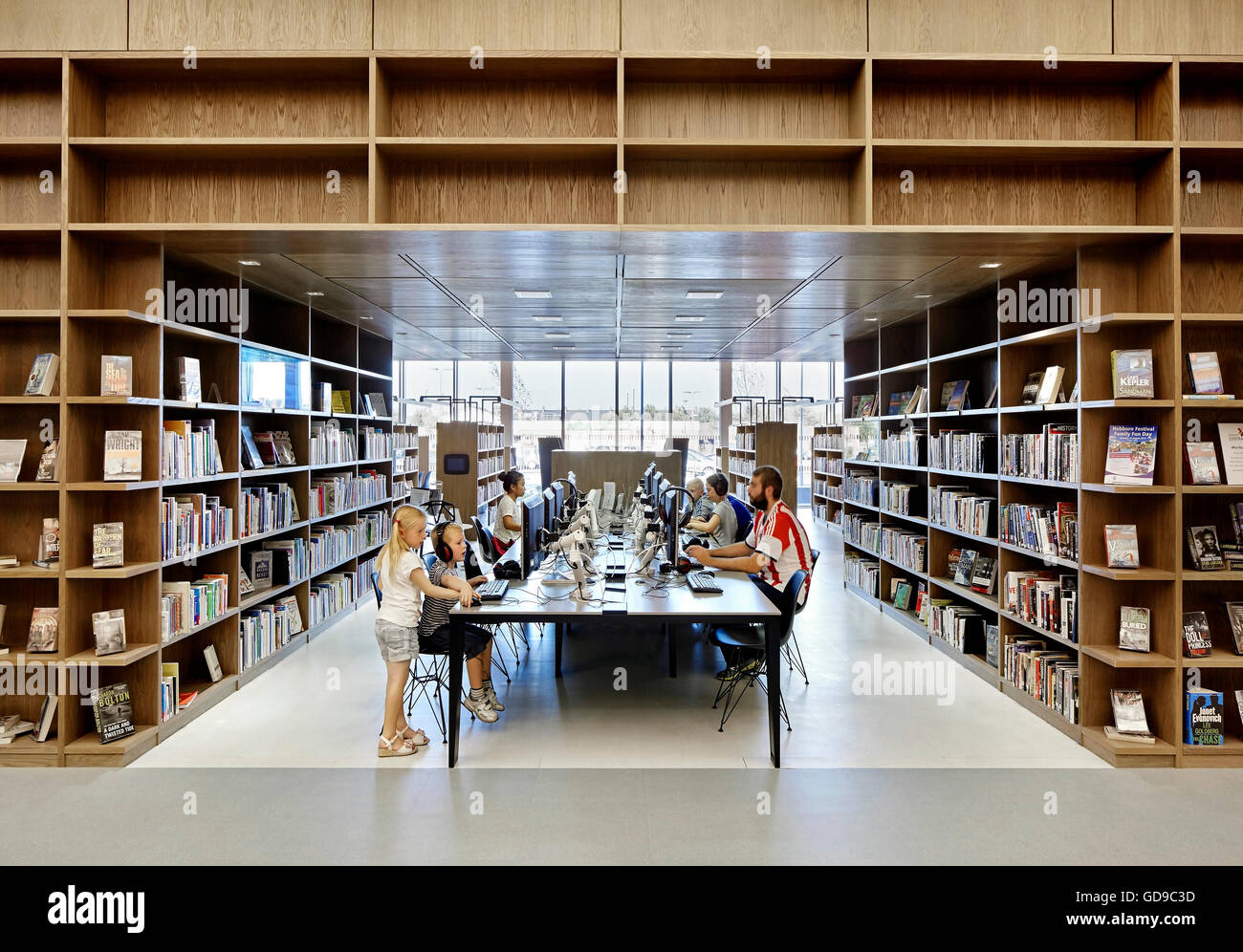 Bibliothek-Einrichtung mit Buch Gänge und es europäischen Forschungsraums. Hebburn Central, Hebburn, Vereinigtes Königreich. Architekt: Friedrich Braun, 2016. Stockfoto