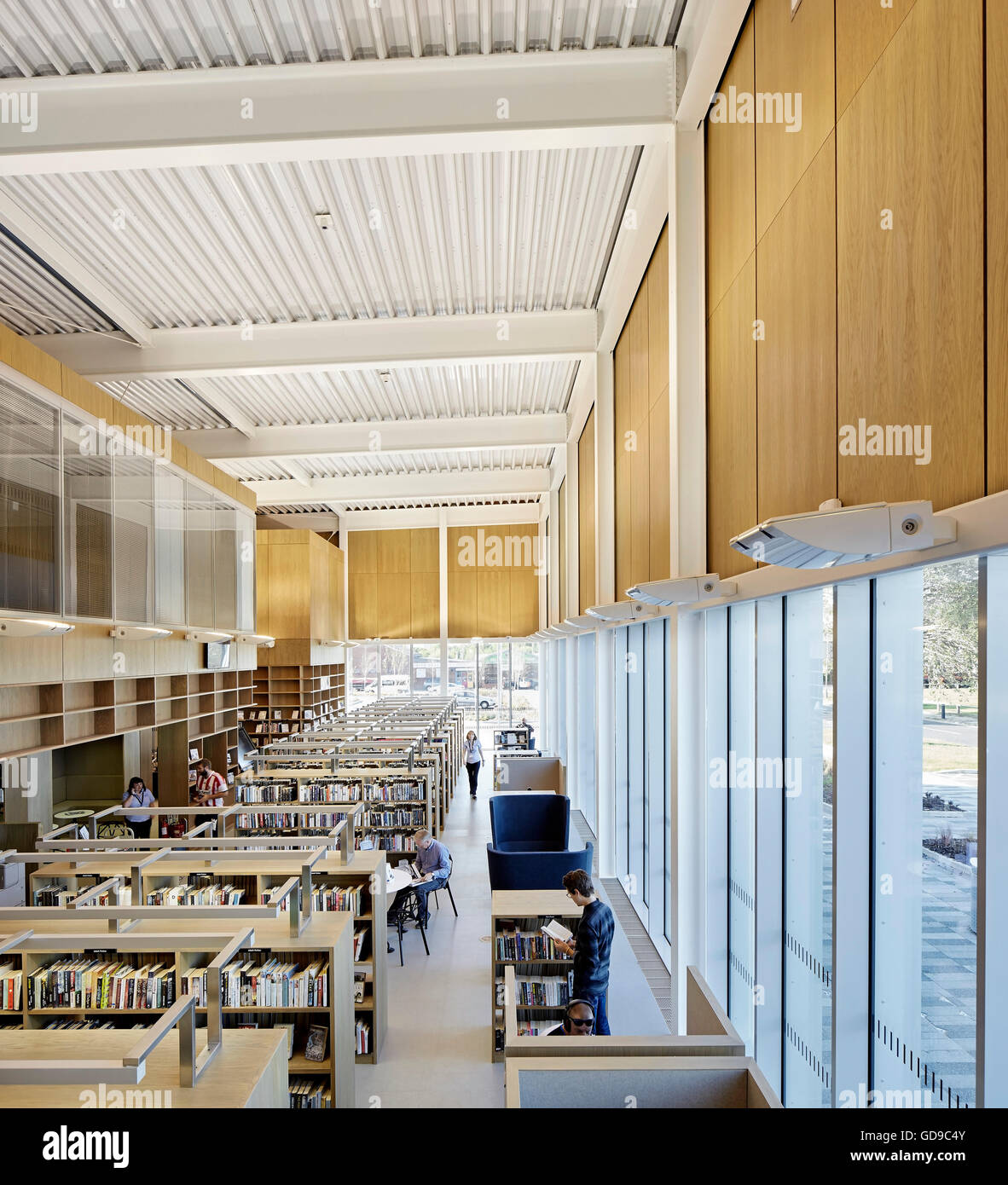 Erhöhten Blick durch Gemeindebibliothek mit reichlich Verglasung. Hebburn Central, Hebburn, Vereinigtes Königreich. Architekt: Friedrich Braun, 2016. Stockfoto