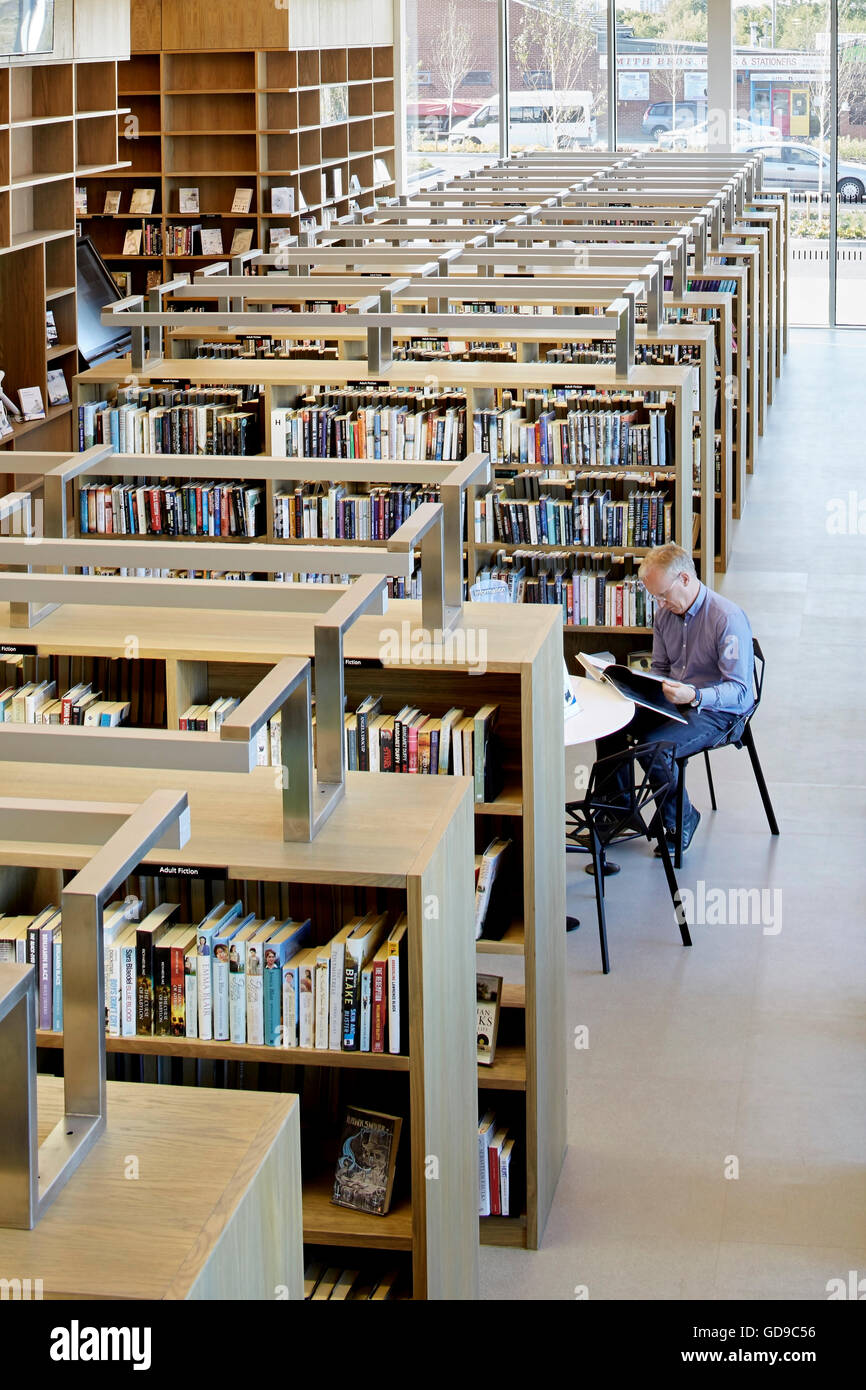Gemeinde-Bibliothek mit Bücher Gänge und Leser. Hebburn Central, Hebburn, Vereinigtes Königreich. Architekt: Friedrich Braun, 2016. Stockfoto