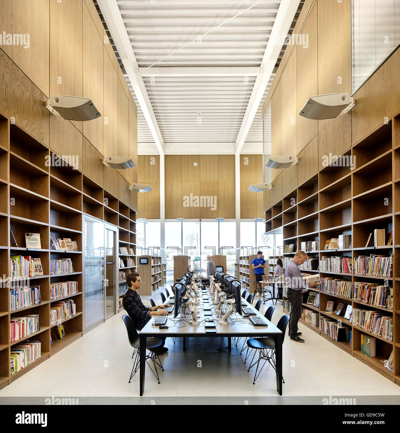 Bibliothek-Einrichtung mit Buch Gänge und es europäischen Forschungsraums. Hebburn Central, Hebburn, Vereinigtes Königreich. Architekt: Friedrich Braun, 2016. Stockfoto