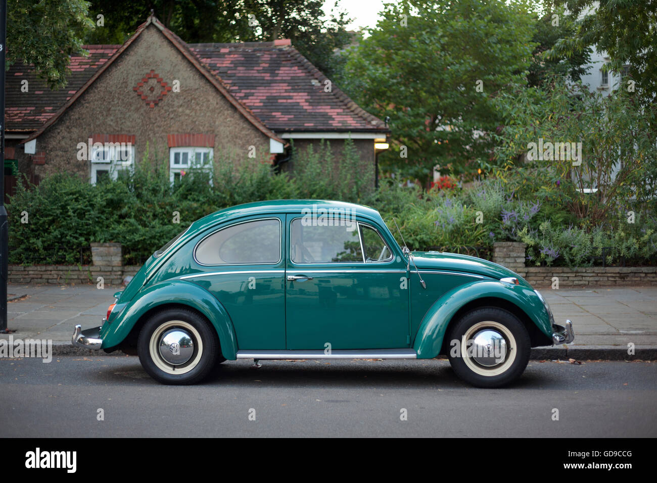 Seitenansicht einer klassischen grünen VW-Käfer Stockfoto