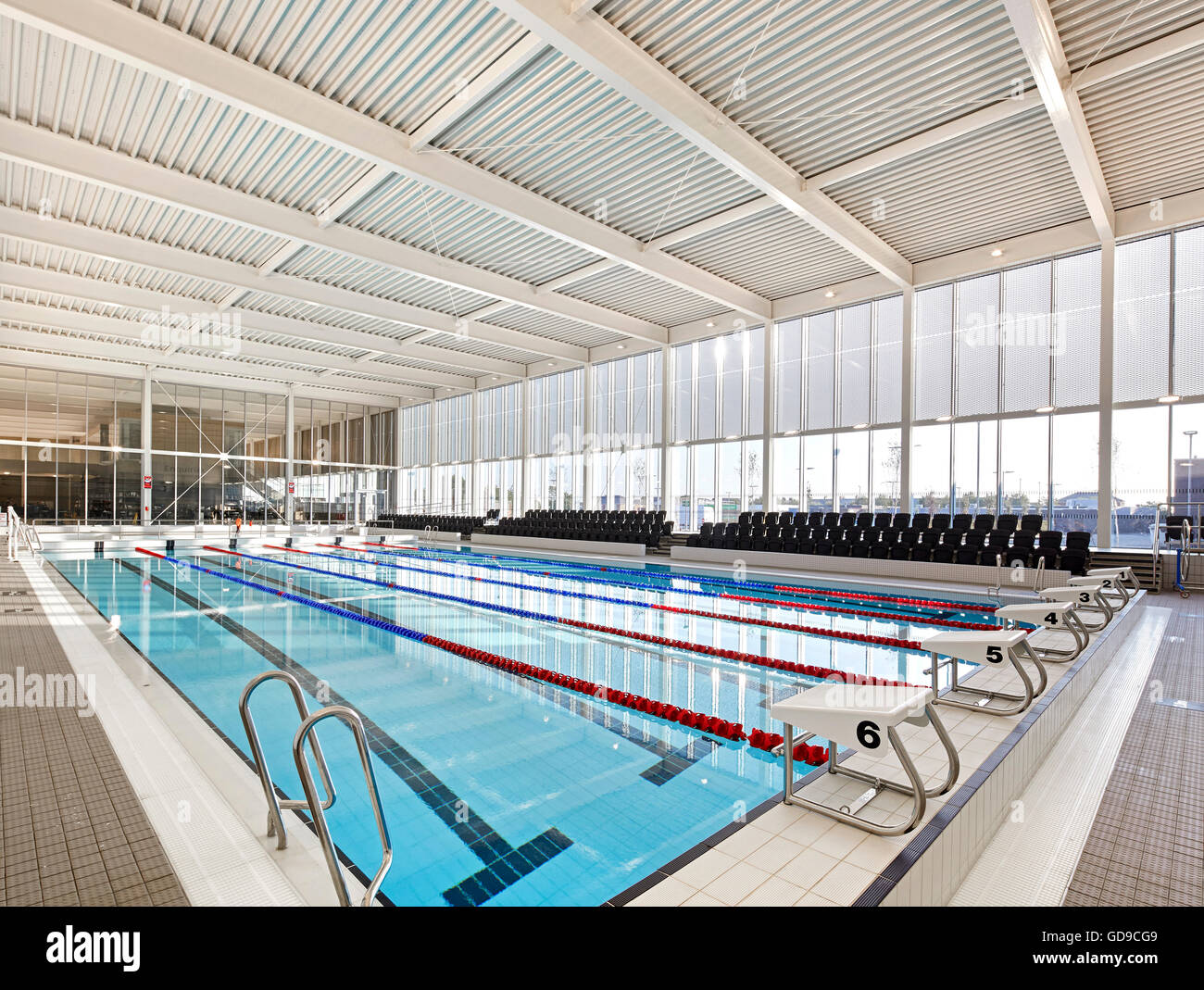 Sportzentrum Hallenbad als Teil der Gemeinschaft. Hebburn Central, Hebburn, Vereinigtes Königreich. Architekt: Friedrich Braun, 2016. Stockfoto
