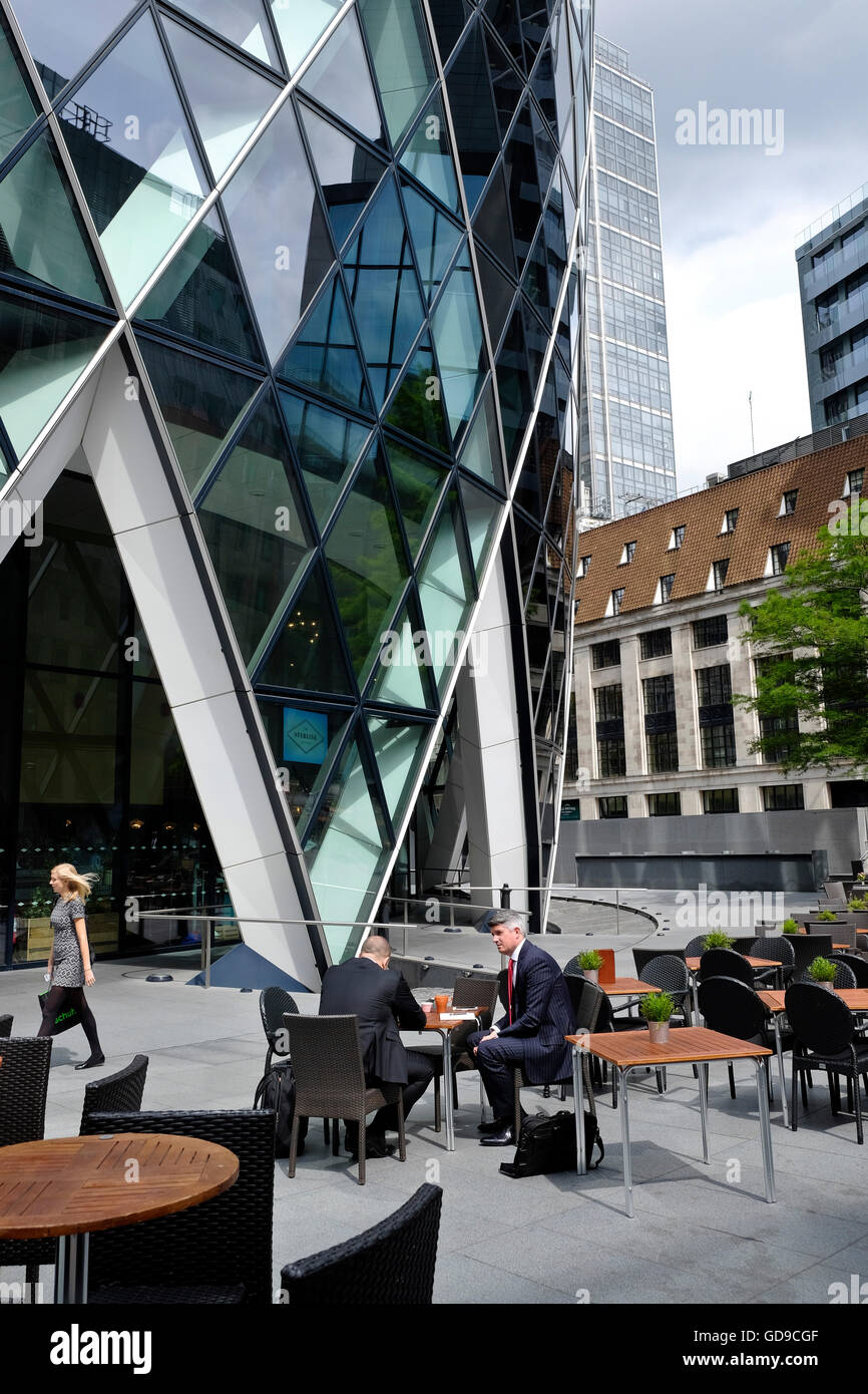 London, Vereinigtes Königreich. Geschäftsleute, die dem Mittagessen in Searcys The Gherkin ein Restaurant am Fuße des The Gerkin in Londons Innenstadt ein Londoner Wahrzeichen Stockfoto