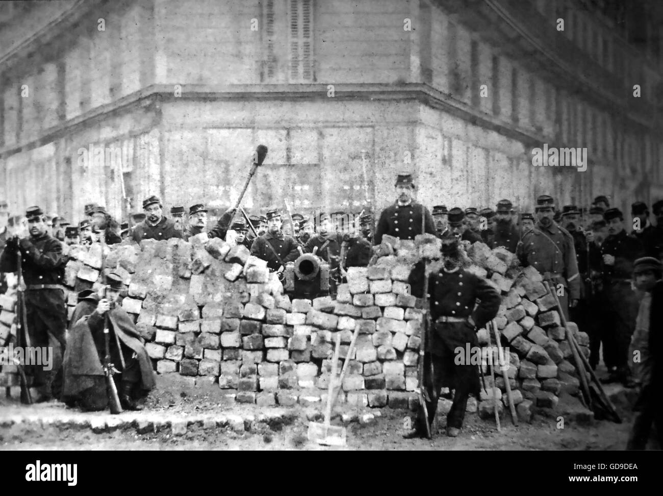 PARIS KOMMUNE. Barrikade in der Rue Voltaire nach der Gefangennahme durch die französische Armee im Mai 1871 ist Stockfoto