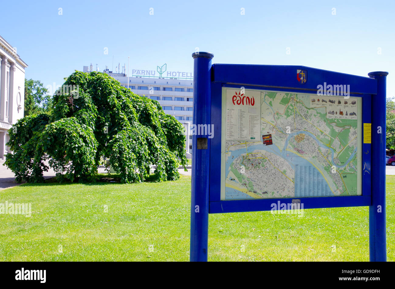 Wichtigsten Platz von Pärnu in Estland mit der Orientierungskarte und Hotel Pärnu im Hintergrund Stockfoto