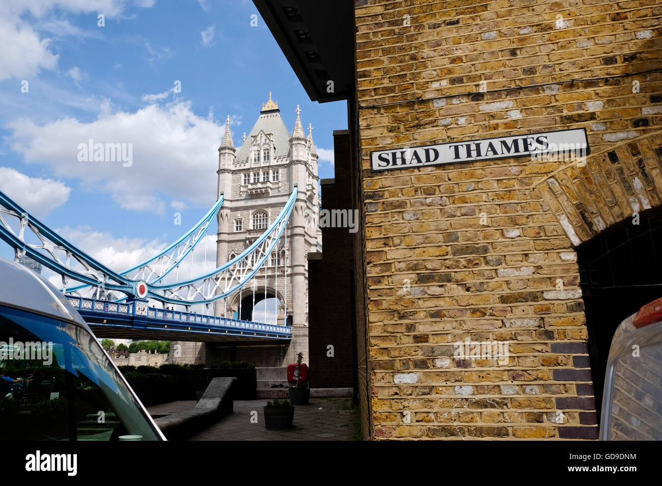 Shad Thames ist eine historische am Flussufer Straße neben der Tower Bridge in Bermondsey, London, England Tower Bridge im Hintergrund Stockfoto